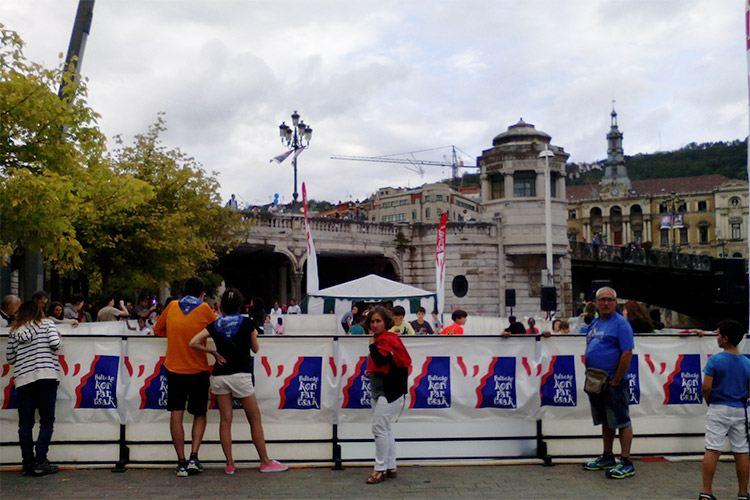 Padres y abuelos en la zona de espera