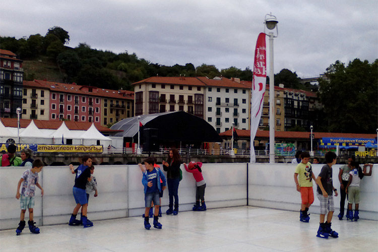 Disfrutando de nuestra pista de hielo ecológico